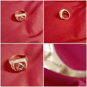 Gold ring marked 18kt